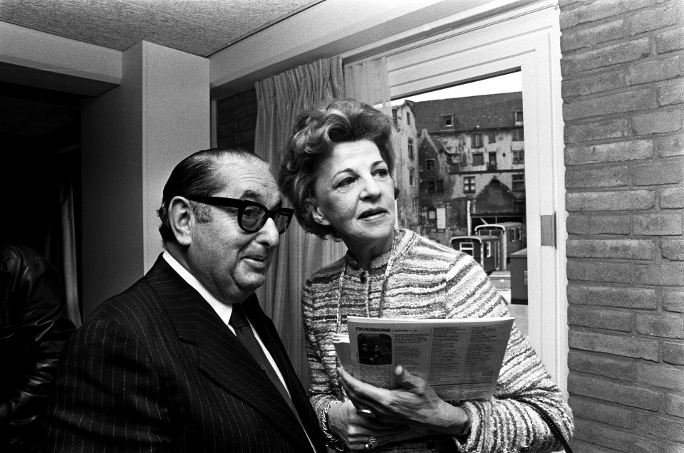 Persconferentie Joseph E Levine en Cathy Ryan (weduwe van auteur Cornelius Ryan, Bestanddeelnr 927-8317