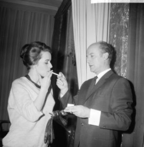 Persconferentie over My Fair Lady . Wim Sonneveld geeft Margriet de Groot een vu, Bestanddeelnr 913-4384
