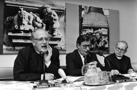Persconferentie over recente Pausbezoek aan Nederland v.l.n.r. kardinaal Simoni, Bestanddeelnr 933-3623