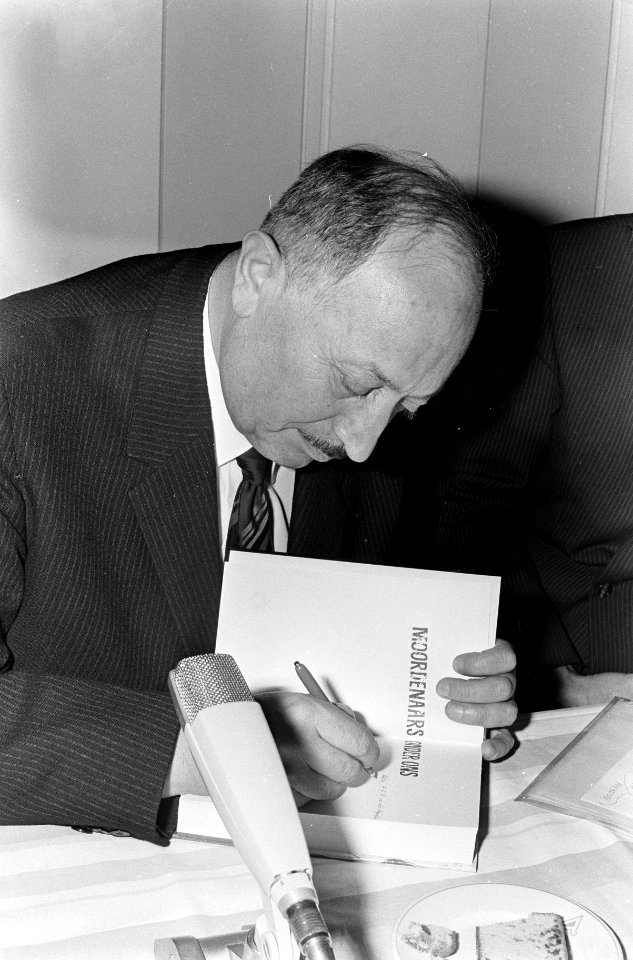 Persconferentie ir. Simon Wiesenthal in Apollo-paviljoen t.g.v. boek Moordenaars, Bestanddeelnr 920-1324