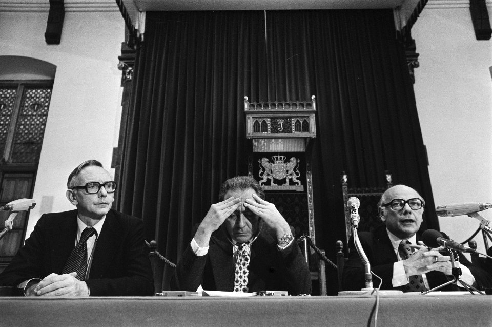 Persconferentie na afloop Overleg van de 9 , Den Haag v.l.n.r. minister Van de, Bestanddeelnr 928-9152
