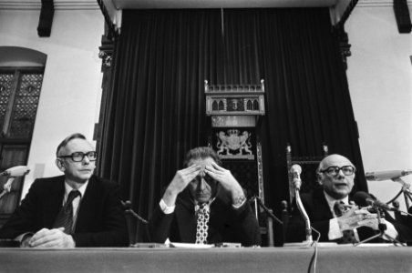 Persconferentie na afloop Overleg van de 9 , Den Haag v.l.n.r. minister Van de, Bestanddeelnr 928-9152