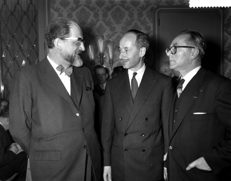 Persconferentie over film, v.l.n.r. Ad Kampen , F. X. J. M. G. Baron van der Str, Bestanddeelnr 910-1475