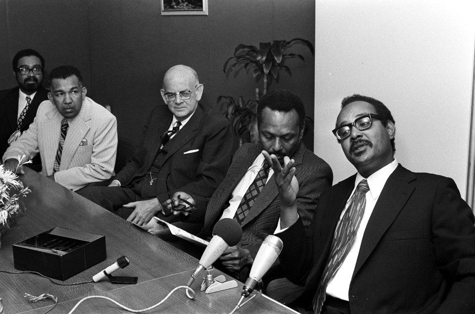 Persconferentie van Premier Arron op Schiphol. V.r.n.l. Premier Arron, minister , Bestanddeelnr 927-4787