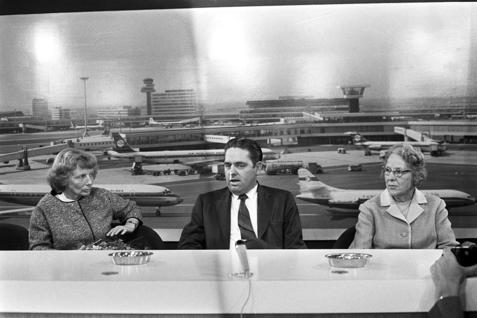 Persconferentie na aankomst, Van Buuren (m) en zijn moeder (r), Bestanddeelnr 924-5997
