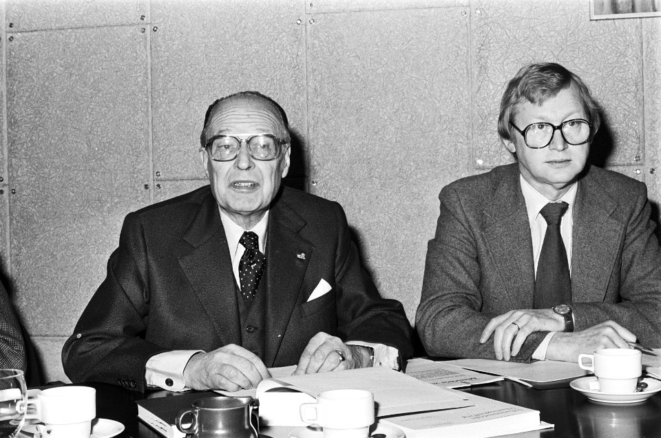 Persconferentie inflatieneutrale belastingheffing in Den Haag prof. Hofstra (, Bestanddeelnr 929-5841
