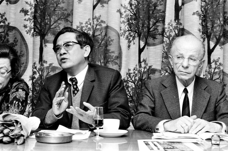 Persconferentie Medisch Comite Nederland Vietnam in Nieuwspoort links Vo van Su, Bestanddeelnr 927-8623