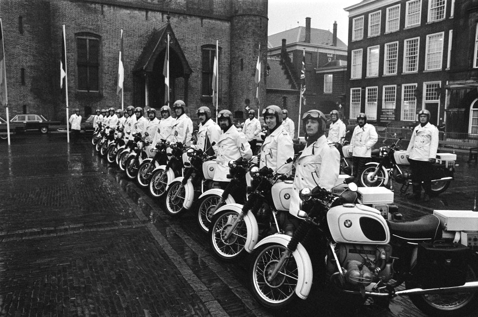 Persconferentie na afloop Overleg van de 9 , Den Haag motoren op Binnenhof, Bestanddeelnr 928-9158