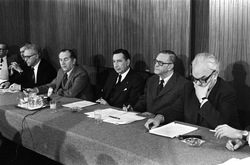 Persconferentie werkgevers en leden Raad van best. Arbeidsz. ,CAO onderhandeling, Bestanddeelnr 929-0353