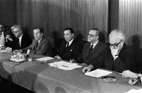 Persconferentie werkgevers en leden Raad van best. Arbeidsz. ,CAO onderhandeling, Bestanddeelnr 929-0353