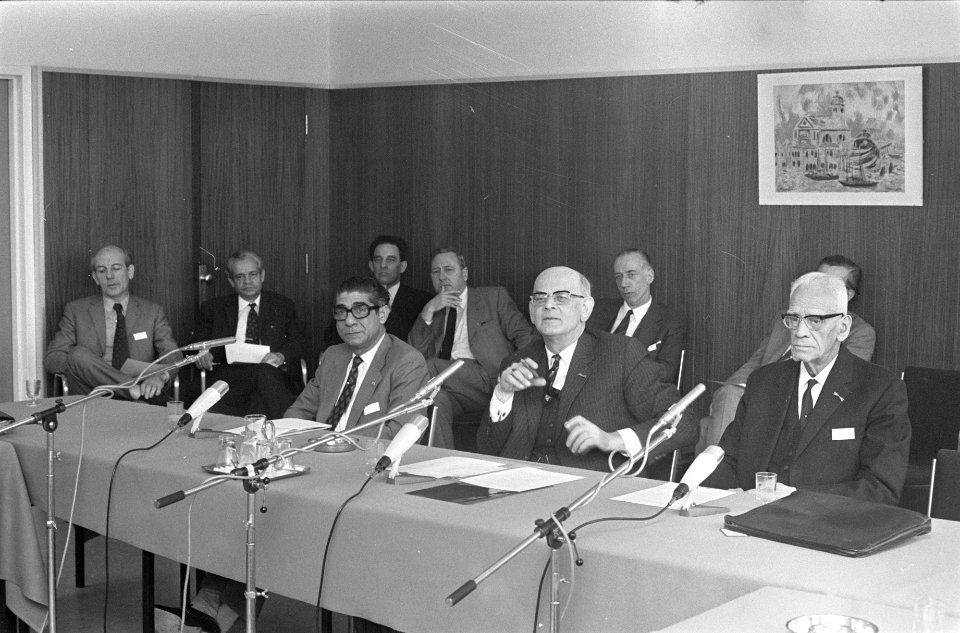 Persconferentie Koninkrijkscommissie in Nieuwspoort vlnr de heren Isa ( Ned, Bestanddeelnr 925-4957