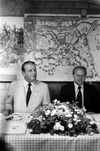 Persconferentie over Florida 1982 links organisator Van Oosterom met rechts wet, Bestanddeelnr 929-8711