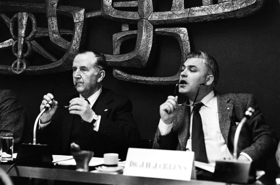 Persconferentie VNO voorzitter van Veen aan het woord, rechts de heer JH Crij, Bestanddeelnr 930-6158