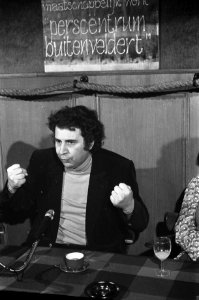 Persconferentie Mikis Theodorakis en Liesbeth List in perscentrum Buitenveldert , Bestanddeelnr 925-3404