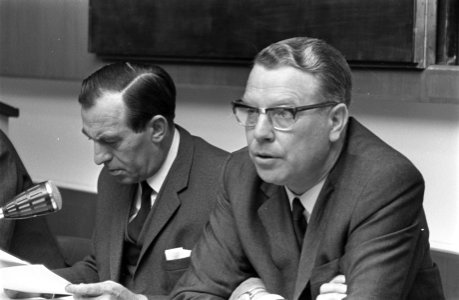Persconferentie over BTW rechts de heer A. Meijer (voorzitter bestuur RDC), naas, Bestanddeelnr 921-8724