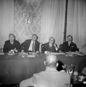 Persconferentie over fusie tussen Amsterdamse bank en Rotterdamse bank, v.l.n.r., Bestanddeelnr 916-5314