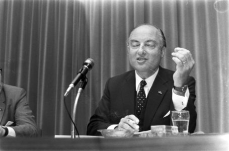 Persconferentie minister Schmelzer van Buitenlandse Zaken op Minister van Buiten, Bestanddeelnr 924-7086
