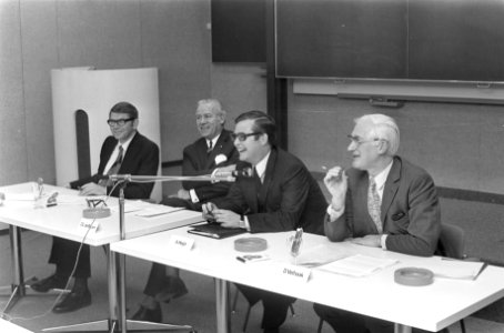 Persconferentie over fusie Albert Heyn en Simon de Wit in Zaandam, Bestanddeelnr 925-4058
