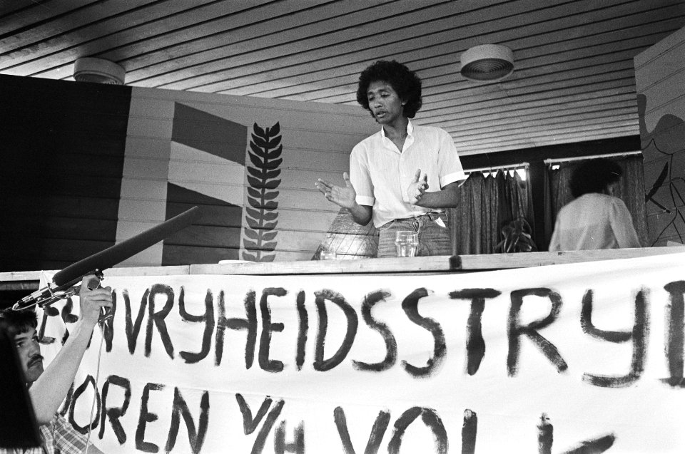 Persconferentie Vrije Zuidmolukse Jongeren in Assen voorzitter Noes Solissa aan, Bestanddeelnr 929-2239