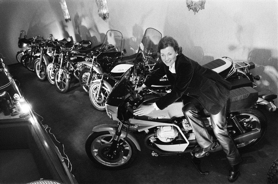 Persconferentie in Hilton in verband met RAI motorweekend juffrouw bij aantal ni, Bestanddeelnr 930-0709