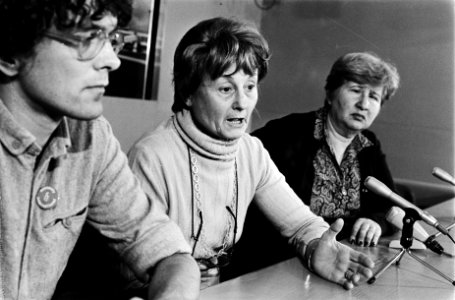 Persconferentie van mw Epelbaum (l) en mw Pusi de Galletti, Bestanddeelnr 930-9354