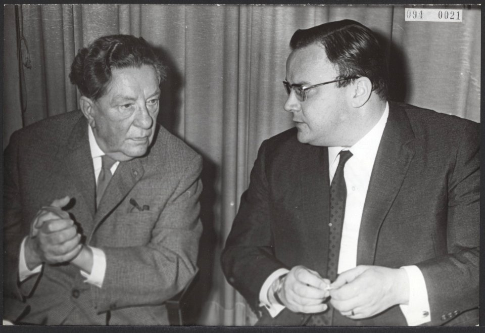 Persconferentie in hotel Gooiland te Hilversum van de AVRAO en RTN samen. Links Willem Vogt (AVRO), rechts Rein van Rooy van Televizier, Bestanddeelnr 094-0021