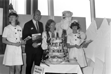 Persconferentie van P&O Passenger Division over cruises Amsterdam, meisjes met , Bestanddeelnr 925-0821