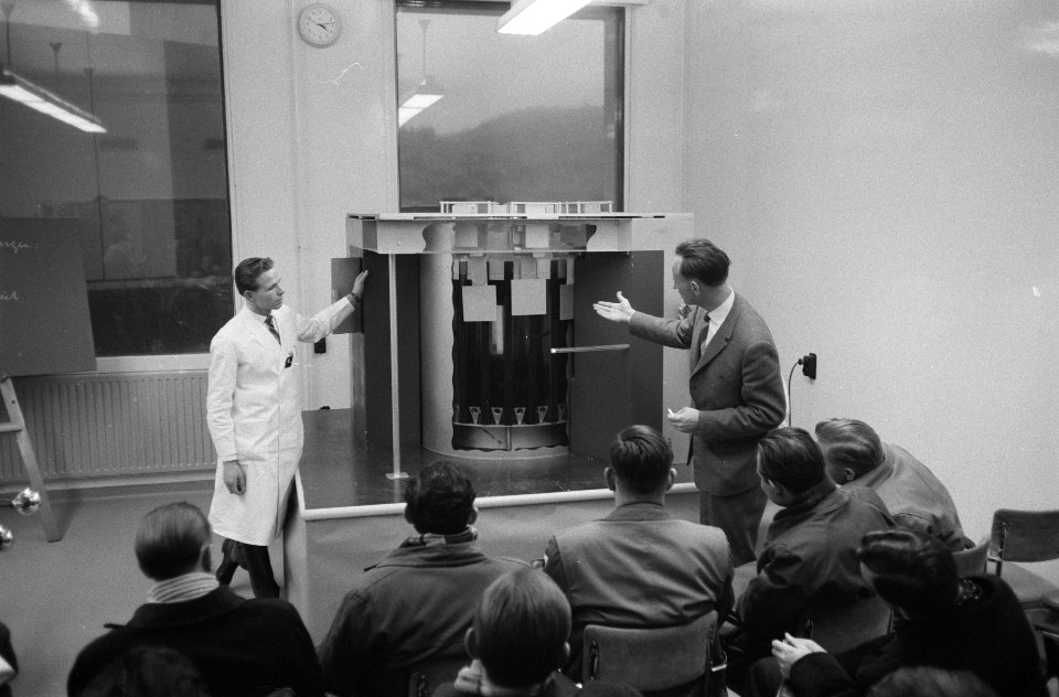 Persconferentie in het reactor Centraal Nederland te Petten, Bestanddeelnr 911-8911