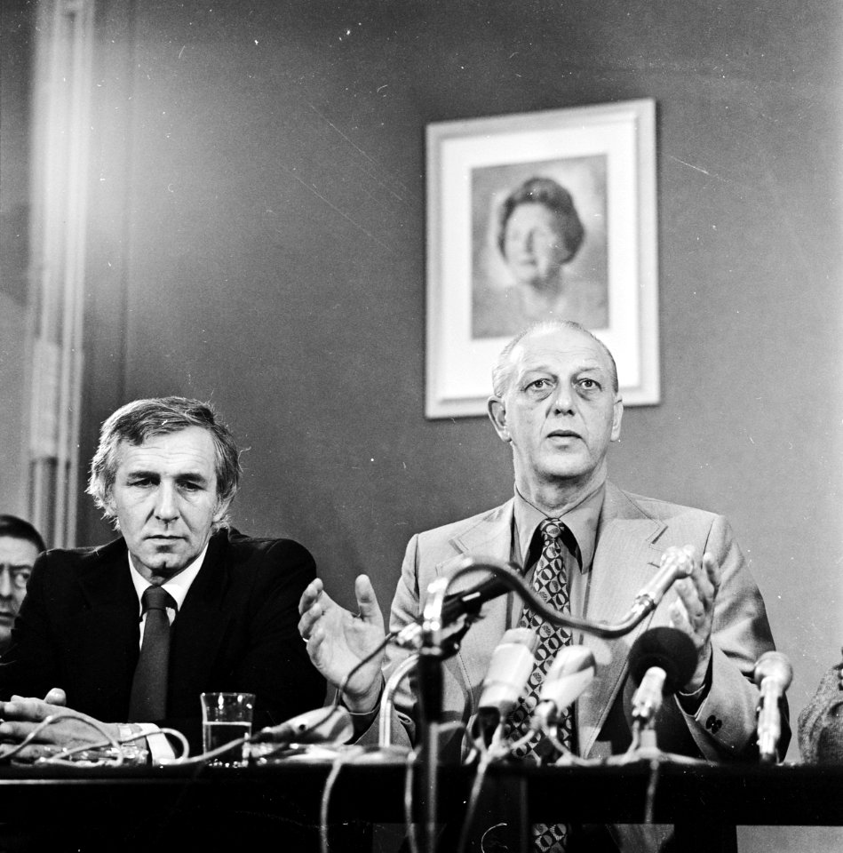 Persconferentie op politiebureau over zaak Caransa Amsterdam links inspecteur Ho, Bestanddeelnr 929-4192
