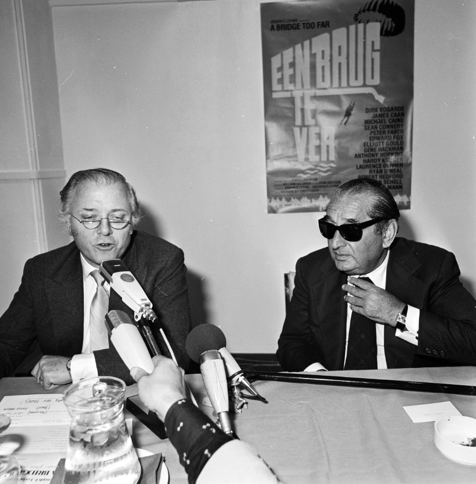 Persconferentie Joseph Levine in verband met premiere Een brug te ver , links , Bestanddeelnr 929-2372