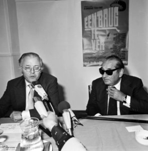 Persconferentie Joseph Levine in verband met premiere Een brug te ver , links , Bestanddeelnr 929-2372
