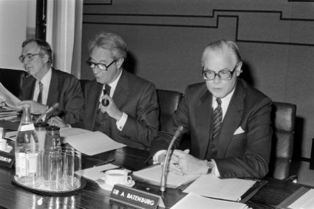 Persconferentie jaarcijfers ABN v.r.n.l. dr. A. Batenburg (voorzitter RvB), mr., Bestanddeelnr 933-2893