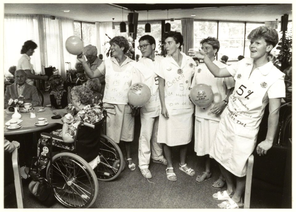 Personeel van zorgcentrum Schoterhof in Haarlem voerde actie in het kader van de vijf procent loonsverhoging. NL-HlmNHA 54031382