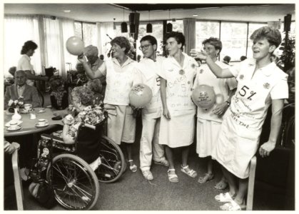 Personeel van zorgcentrum Schoterhof in Haarlem voerde actie in het kader van de vijf procent loonsverhoging. NL-HlmNHA 54031382