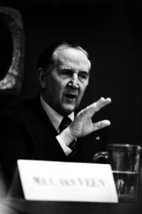 Persconferentie VNO voorzitter van Veen aan het woord, koppen, Bestanddeelnr 930-6155