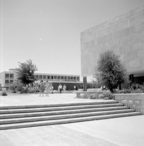 Personen op de campus van de Hebrew University in Jeruzalem, Bestanddeelnr 255-2412
