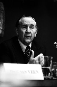 Persconferentie VNO voorzitter van Veen aan het woord, koppen, Bestanddeelnr 930-6157