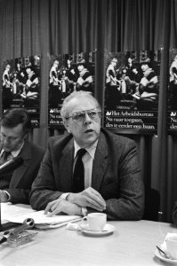 Persconferentie minister Albeda (Sociale Zaken) over jaarverslag Arbeidsmarkt en, Bestanddeelnr 930-7523