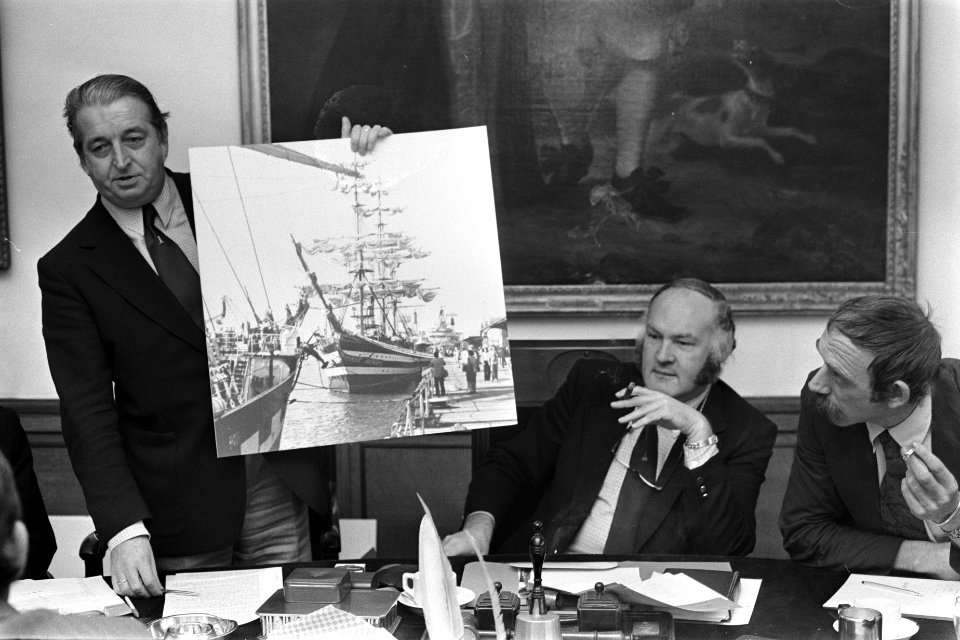 Persconferentie in kweekschool voor scheepvaart in Amster nav 700 jaar Amster, Bestanddeelnr 927-5483