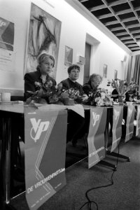 Persconferentie met van links naar rechts Betty Nahon, Marga Doodeman en Lottie , Bestanddeelnr 934-4178