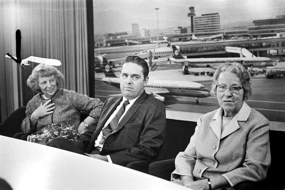 Persconferentie na aankomst, Van Buuren (m) en zijn moeder (r), Bestanddeelnr 924-5998