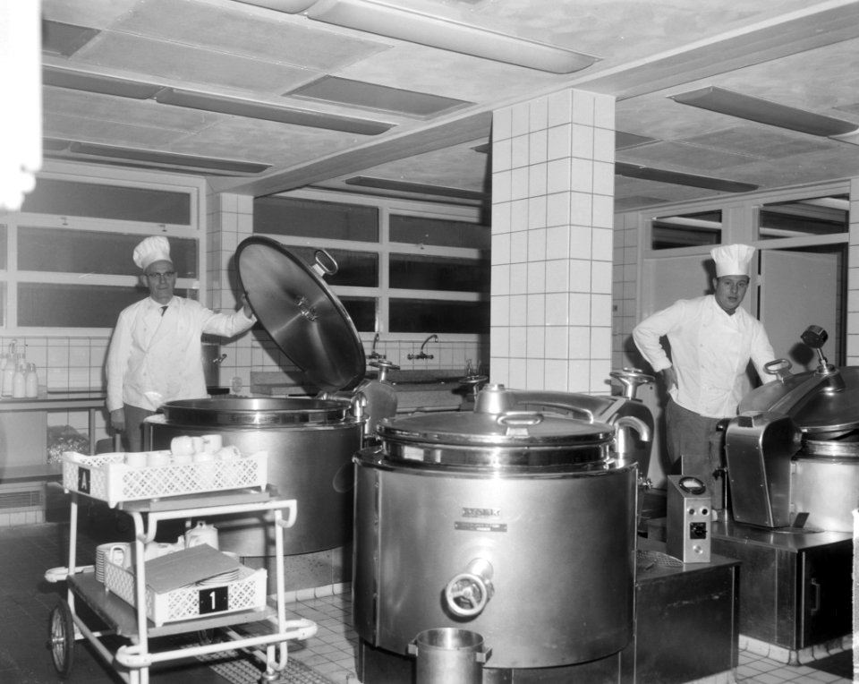 Persconferentie in nieuw bejaardencentrum in Tuinstad Slotermeer, de keuken, Bestanddeelnr 917-1354