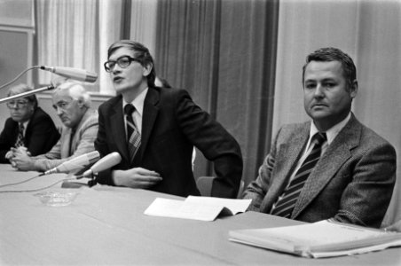 Persconferentie in verband met geboorte zesling vlnr Cor Coster , gynaecolo, Bestanddeelnr 929-3527