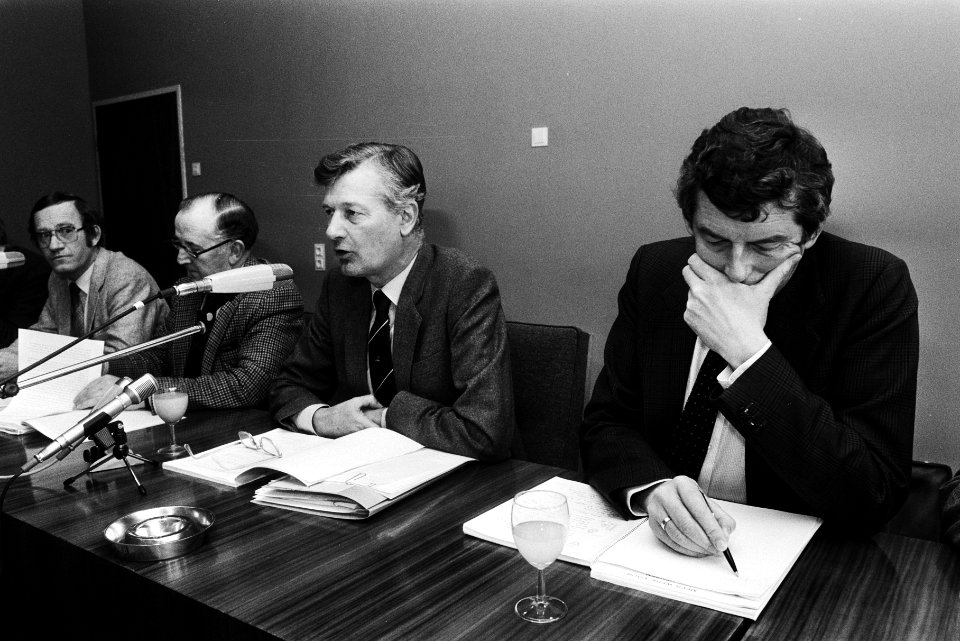 Persconferentie na afloop met v.l.n.r. Van Veen (VNO), minister De Koning (Socia, Bestanddeelnr 932-5163