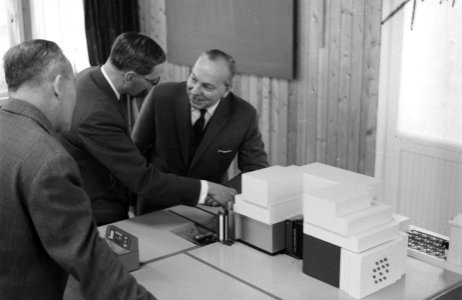 Persconferentie in het reactor Centraal Nederland te Petten, v.l.n.r. drs. W. Re, Bestanddeelnr 911-8913