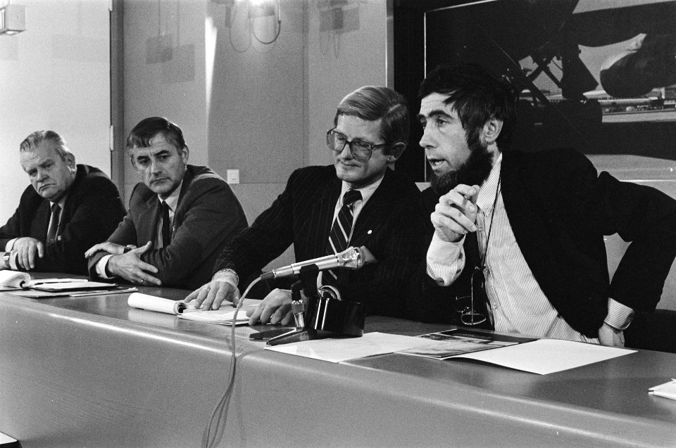 Persconferentie op Schiphol over lokatie Cosmocenter vln ir. W. Dik , mr. Pieter, Bestanddeelnr 933-1643