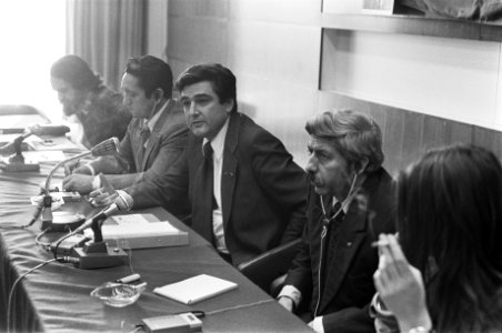 Persconferentie IVVV in RAI, Amsterdam v.l.n.r. Martinez (IVVV), Meneses (secre, Bestanddeelnr 928-3262