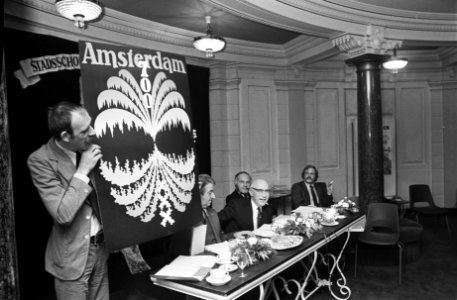 Persconferentie over Amsterdam 700 affiche Amsterdam 700 wordt getoond, Bestanddeelnr 927-6602