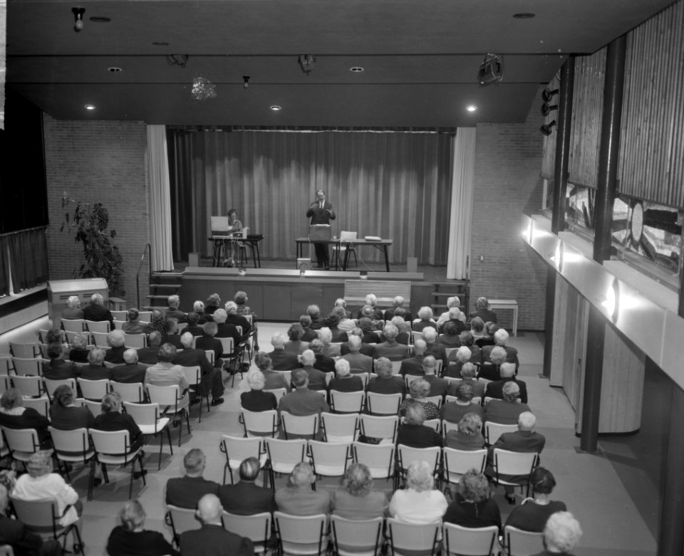 Persconferentie in nieuw bejaardencentrum in Tuinstad Slotermeer, de grote recre, Bestanddeelnr 917-1352