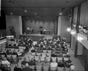 Persconferentie in nieuw bejaardencentrum in Tuinstad Slotermeer, de grote recre, Bestanddeelnr 917-1352